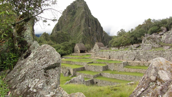 Blick auf den Huayna Picchu (2701 m). Wer gern klettert kann extra zahlen und muss sich dafür registrieren, da nur 400 Personen pro Tag der Aufstieg erlaubt wird.
