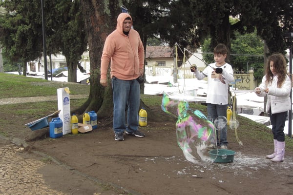 Seifenblasenkinder vor dem Wochenendmarkt. (Largo da Ordem)