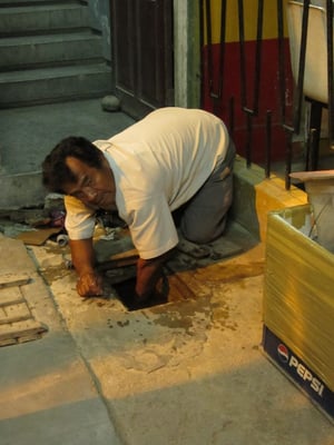 Kanalreinigung mit nacktem Arm.