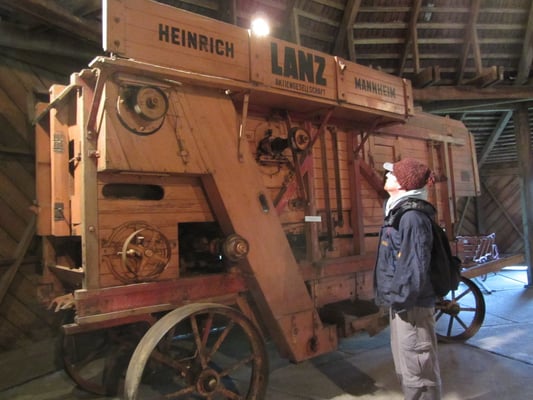 Maschine für die Feldarbeit in der Scheune.