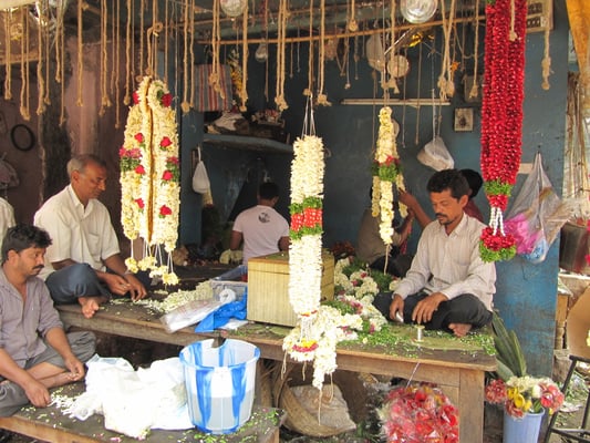 Opferschmuck in Herstellung. In Indien ein Riesenmarkt. Viele Tempel und noch weit mehr Gläubige, die diese schmücken wollen.
