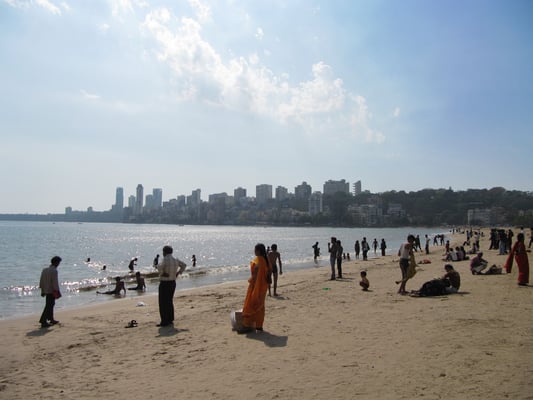 Der Chowpatty Strand mit dem Malabar Hill im Hintergrund.
