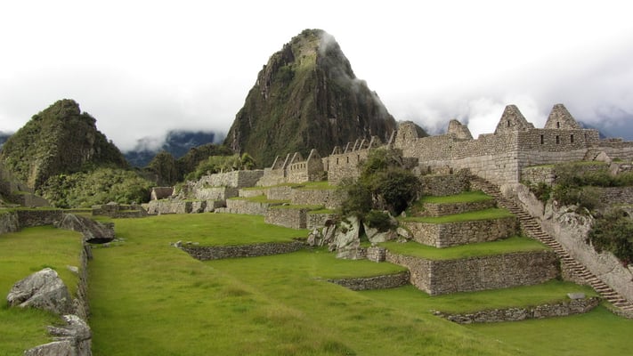 Die Gruppe der drei Türen am Hauptplatz.