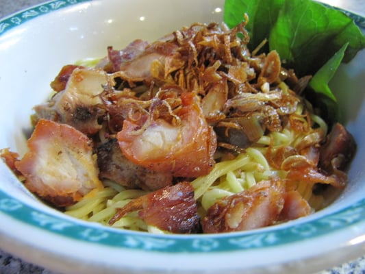 Mie Ayam, wobei das Hühnchen zubereitet wurde als wäre es Schwein.