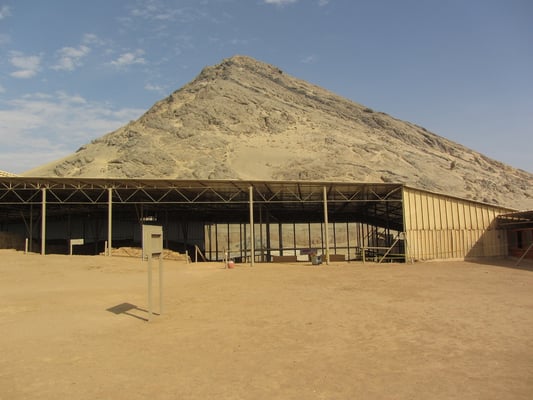 Der heilige Cerro Blanco im Hintergrund.