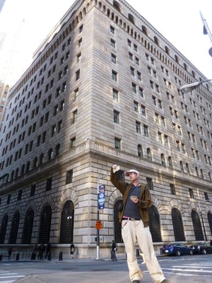 Echtheitsprüfung einer amerikanischen Banknote.