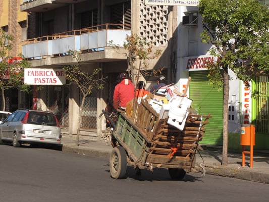 Ein Kartonero mit seinem pferdbespanntem Wagen.