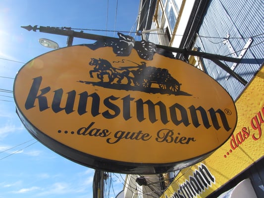 Die deutsch-chilenische Familie Kunstmann baute in Valdivia-Collico bereits seit dem Ende des 19. Jahrhunderts eine Getreidemühle, eine Brennerei und eine Hefefabrik auf.