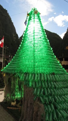 Ein aus Pet-Flaschen gezimmerter Weihnachtsbaum.