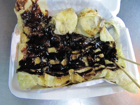 Bananen-Crepe mit Schokoladensoße.