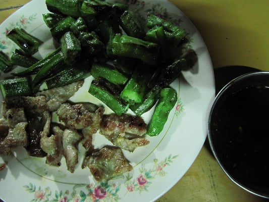 Gegrillte Schweinekotelett mit Okuraschoten.