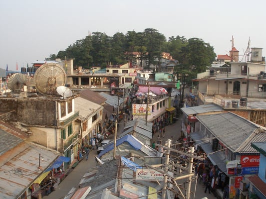 Blick über die Dächer der Geschäftsstraße.