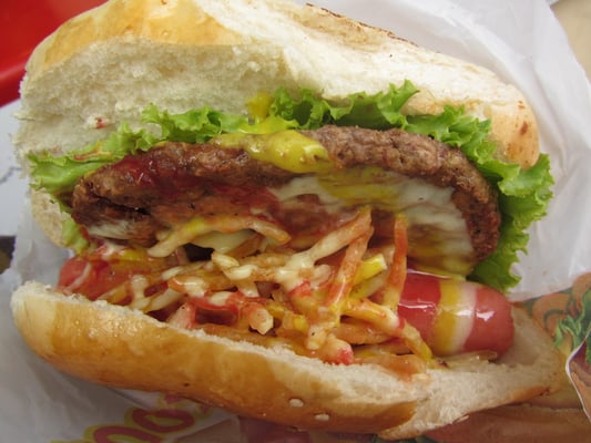 Was macht diese Wurst in meinem Burger? Oder besser, was ist das ganze eigentlich? Billlig und sättigend.