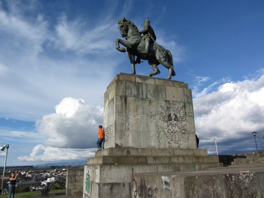 Zur 400-Jahrfeier der Stadtgründung wurde 1937 das Monument zu Ehren des Gründers Sebastian de Belalcazar errichtet.
