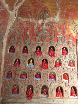 Jeder Gast darf sich eine Statue inklusive Nische kaufen, um sich dort mit seinem Namen zu verewigen. (Shwe-Yan-Pyae-Pagode)