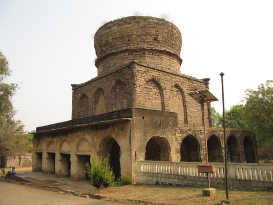 Die Qutb-Shahi-Gräber.