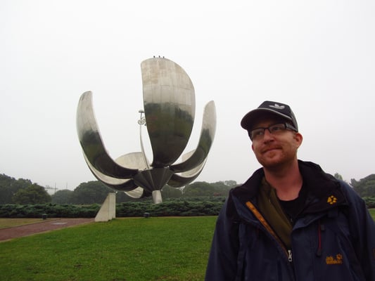 Die Floralis Generica auf der Plaza de las Naciones Unidas.