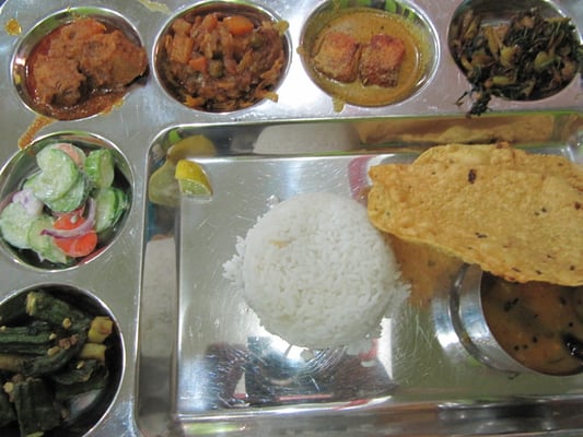 Was für ein Thali. Mehr geht nicht mehr. Chihis Lieblingsthali zeit unserer Reise.