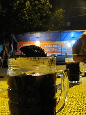 Kopi Joss, der Studenten liebstes Getränk. Eine glühende Grillkohle wird in den heißen Kaffe geworfen. (siehe 'MEIN BLOCK'!)