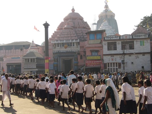 Kinder marschieren zum Jagannath Mandir, der so heilig ist, dass Nicht-Hindus der Eintritt verwehrt bleibt.