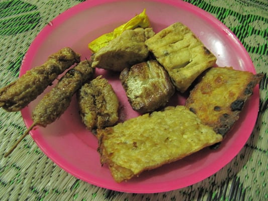 Straßensnack am Abend. Es wird erst ausgewählt, dann legt der Grillmeister die Stäbchen auf seinen Rost um 5 min später zu servieren. Hier ein Hackfleisch-Tempe-Tofu-Mix.