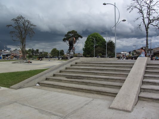 Paradies zum Skateboard fahren und BMXen.