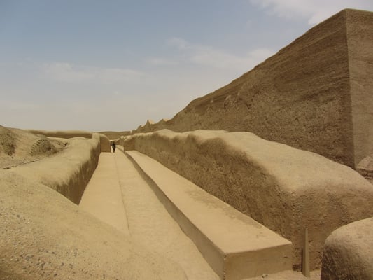 Heute sind nur mehr riesige Flächen von Lehmbauten in mehr oder weniger schlechtem Zustand und einige Festsäle vorhanden.