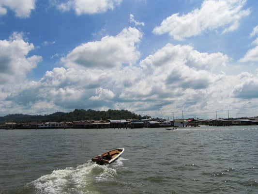 Blick auf Kampong Ayer (deutsch „Wasserdorf“), ein auf Stelzen über dem Wasser erbautes Dorf mit eigenen Schulen und kleineren Moscheen.