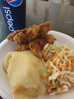 Frittiertes Hühnchen mit Kartoffelpüree und Krautsalat.