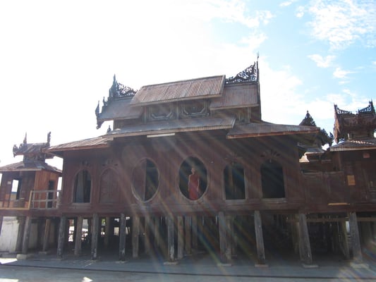 Ein Mönch in einem Teakholzkloster vor den Toren Nyaung Shwes.