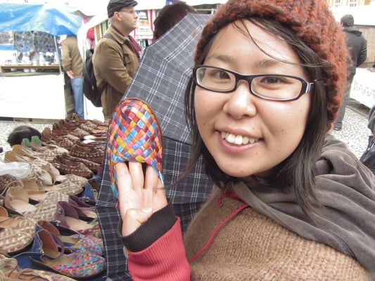 Auf dem Markt in Largo da Ordem, dem historischen Zentrum der Stadt.
