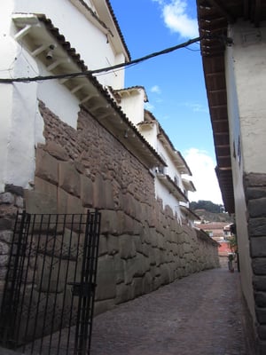 Die schlauen (oder faulen) Spanier bauten auf die stabilen Reste der Inkaachitektur einfach ihre eigene.