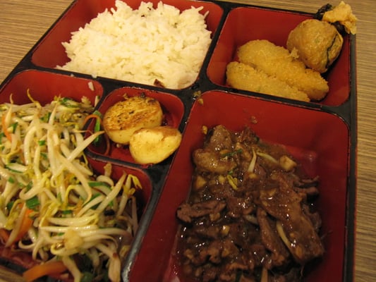 Japanische Bento-Box: Yakiniku (gebratenes Rindfleisch), Reis, gebratenen Sojabohnensprossen, gebratenem Tofu und Frittiertem.