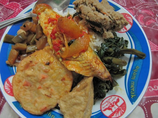 Fisch in Tomate-Tamarind, frittierte Tempe und Gemüsevariationen.