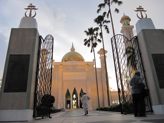 Eingang zur Omar-Ali-Saifuddin-Moschee.