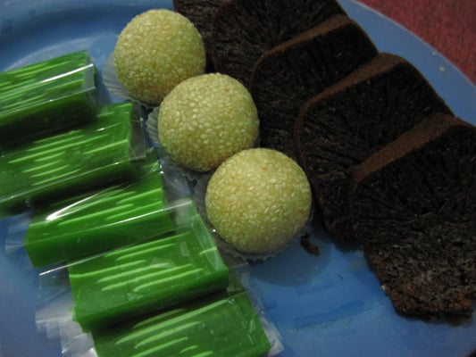 Süüüßigkeiten bei der traditionellen Hauseinweihung in Malang.