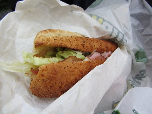 Sandwich bei Subway mit Schinken, Speck und vielen anderen Köstlichkeiten.
