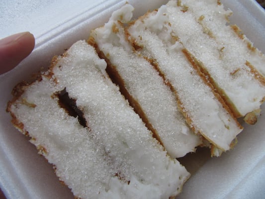 Bogors Kokoskuchen mit viel Zucker vom Straßenrand war uns ein gutes Frühstück.