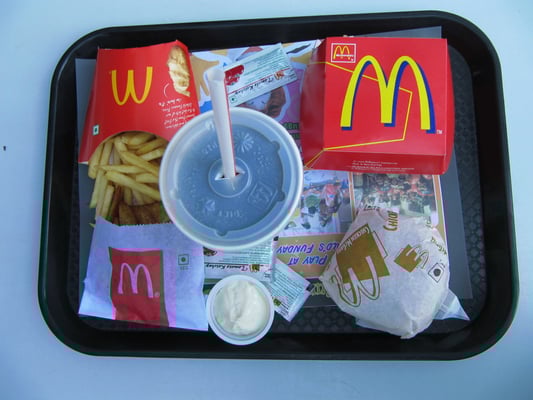 Mc Donalds ist wirklich amüsant in Indien, denn es darf kein Rind- oder Schweinefleisch verkauft werden. Also gibt's Maharatscha-Burger statt Big Mac.