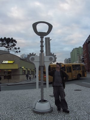 Flaschenöffner und Korkenzieher auf einer Verkehrsinsel. Das nenn ich progressive Kunst.