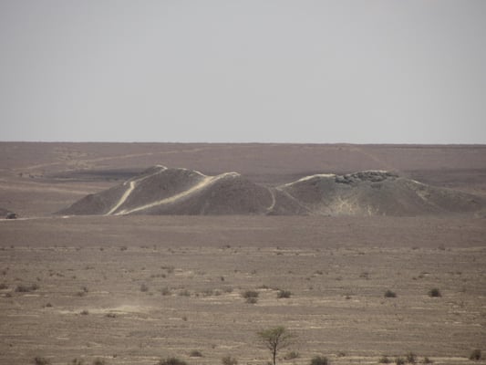 500m weiter kann man noch auf einen Berg laufen und gerade Linien bewundern, die zu den Bergen oder zum Horizont laufen.