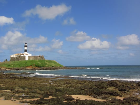 Der Leuchtturm Barra am Eingang der Baía de Todos os Santos