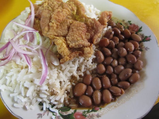 Frittiertes Hühnchen in der klassischen Kombination