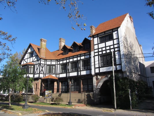 Fast schon Fachwerk das Gebäude des argentinischen Ruderclubs. (El Tigre)