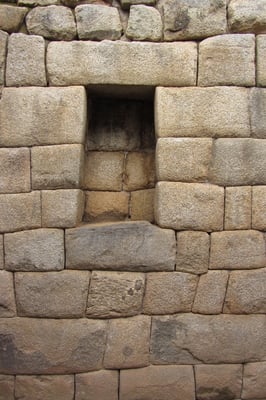 Bis heute ist unbekannt wie die Inkas ihre Steine so passgenau schleifen konnten, ebenfalls unbekant ist, wie sie die wuchtigen Kolosse bewegen konnten.