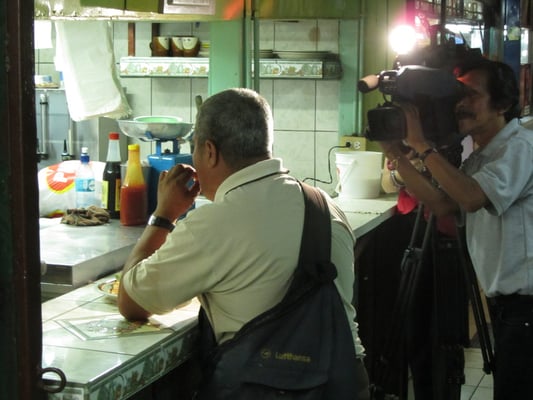 Hoffentlich schmeckt's. -  Das Fernsehen ist dabei.