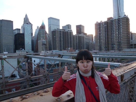 Sie auf der Brooklyn Bridge.