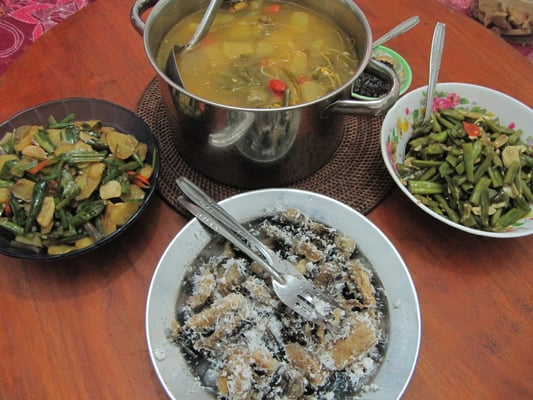 Unsere Gastmutter konnte mit einem kleinen Budget ohne ein weiteres 10 hungrige Mäuler stopfen. Jeden Tag so gutes Essen zuhause. Für uns nach über einem Jahr eine Ausnahme.