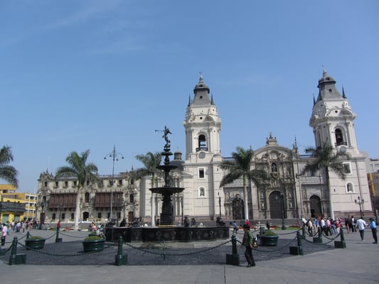 Plaza de Armas mit der Catedral de Lima  & dem Palacio de Arzobispo (links).