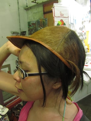 Ein Hut, oder ist es ein Kokosnussreiterhelm? (Mercado Modelo)